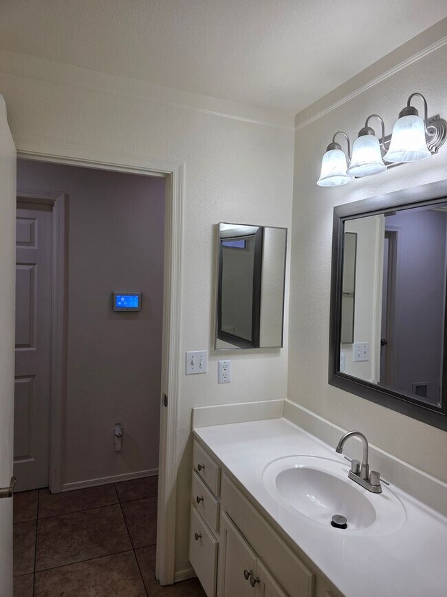 Building Photo - Beautiful 3BR 2BA Home w/ Private Pool • Pool + Covered Patio • Attached Garage in Phoenix