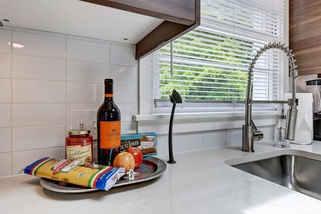 Building Photo - 510 Queens Rd