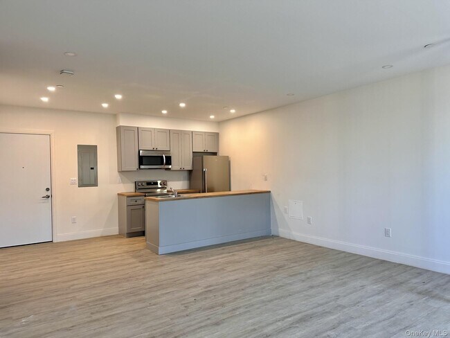 Building Photo - 362 W Merrick Rd