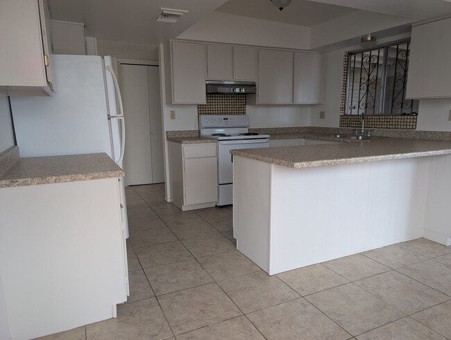 Building Photo - Comfortable West Side Rental