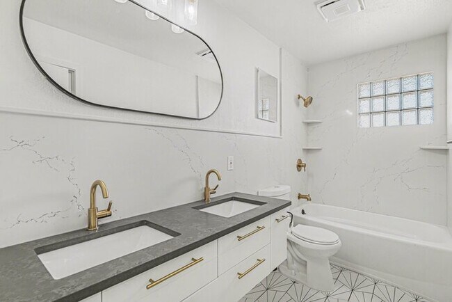 Building Photo - 6538 W Kenyon Ave