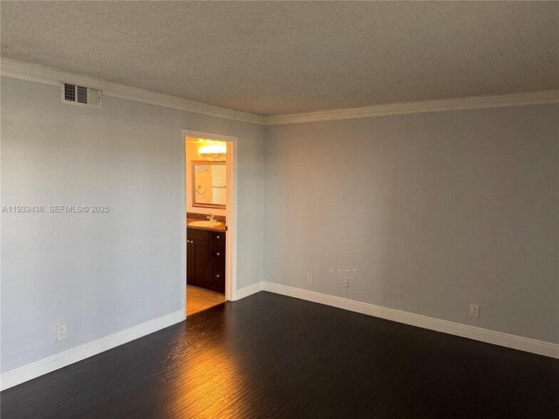 Building Photo - 185 Lakeview Dr