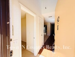 Building Photo - Spacious 2-Bedroom Upper-Level Condo in Sa...