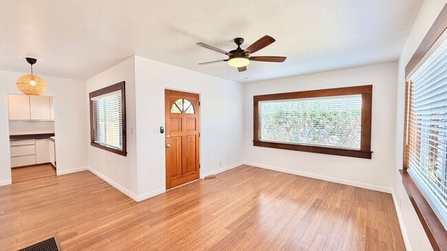 Building Photo - Darling Single Story Home, Blocks from the Beach, Amazing Location, & Close to Everything!