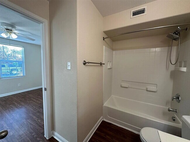Building Photo - "Charming 1-Bedroom Condo Retreat in San Marcos – Perfect Comfort in 500 Sq Ft!"