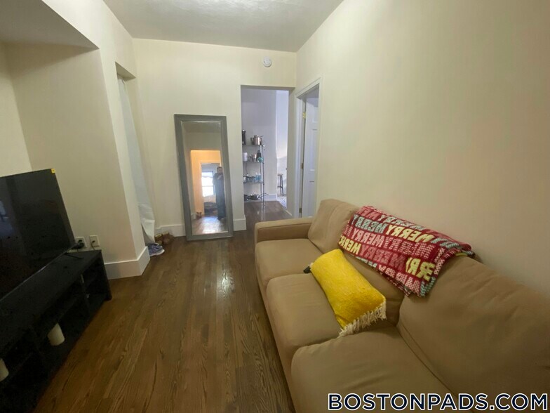 Building Photo - 452 Park Dr