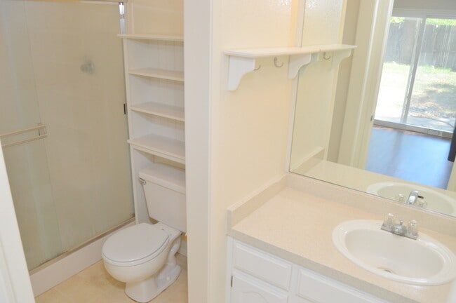 Building Photo - 20 Fairgate Ln