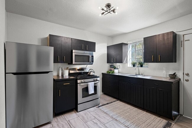 Building Photo - 4 bed 1 bath Home Available Now in Westwood!