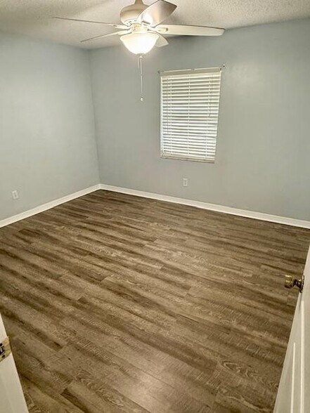 Building Photo - 11 Hemlock Circle Ter