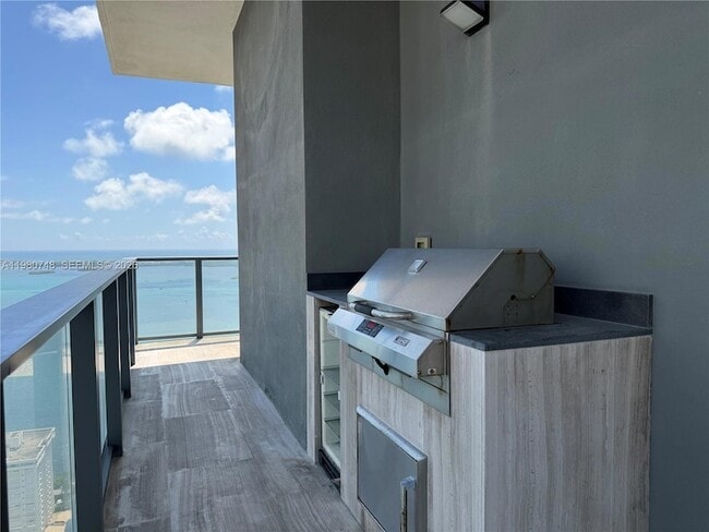 Building Photo - 1451 Brickell Ave