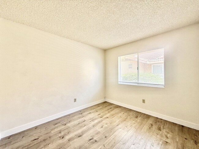 Building Photo - AVAILABLE NOW! 3 Bedroom 2 Bathroom Home in Golden Sun Estates!