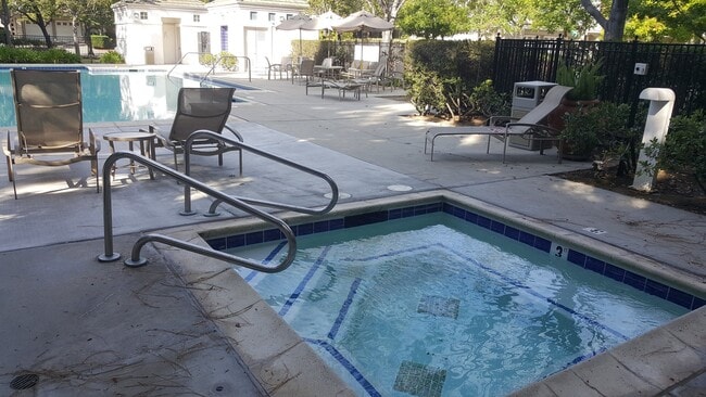 Building Photo - Rare Villagio 2 level townhome with garage and balcony, plus Den