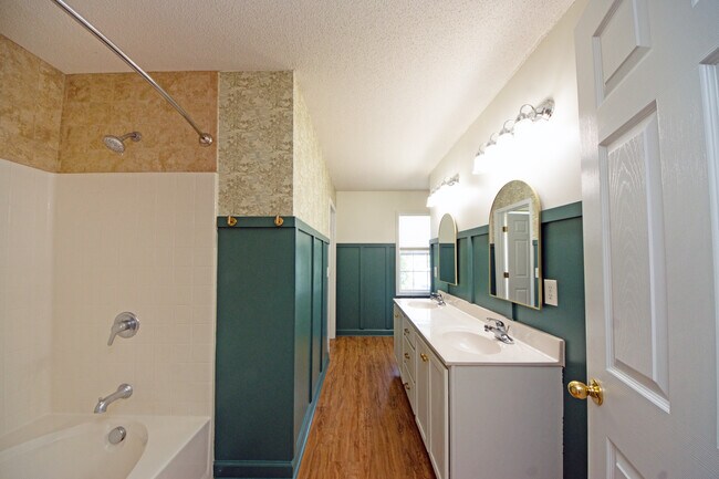 Building Photo - 1112 Huff Dr