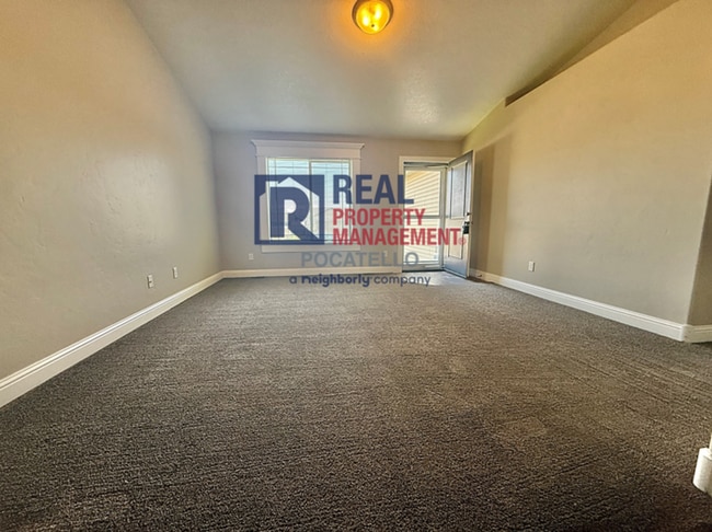 Building Photo - Beautiful 3 bed 2 bath house - 2 car Garage