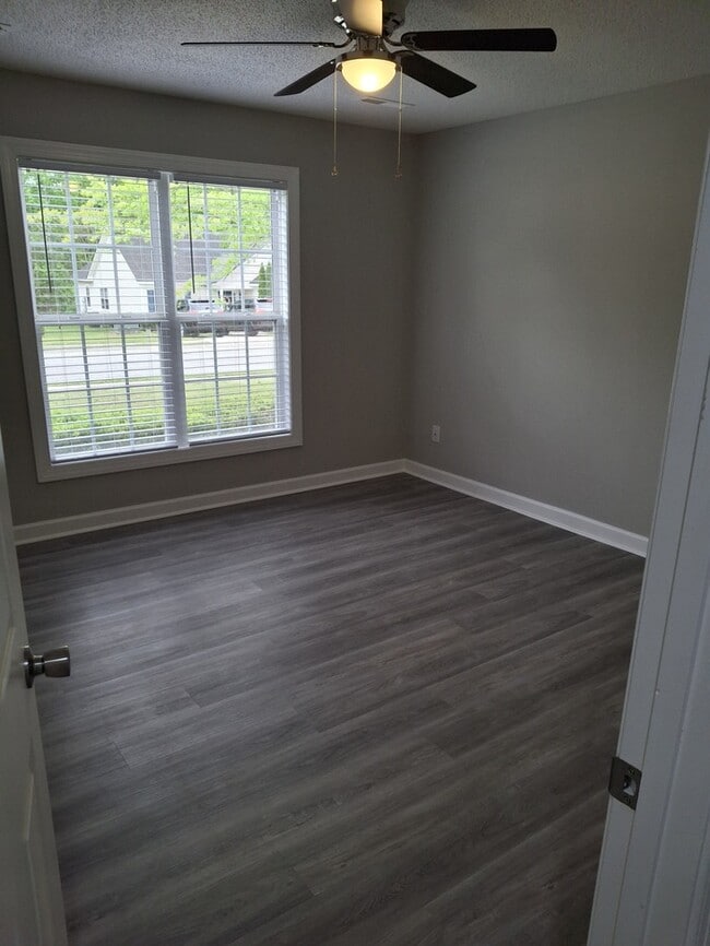 Building Photo - Recenlty Remoduled 3 bedroom 2 Bath
