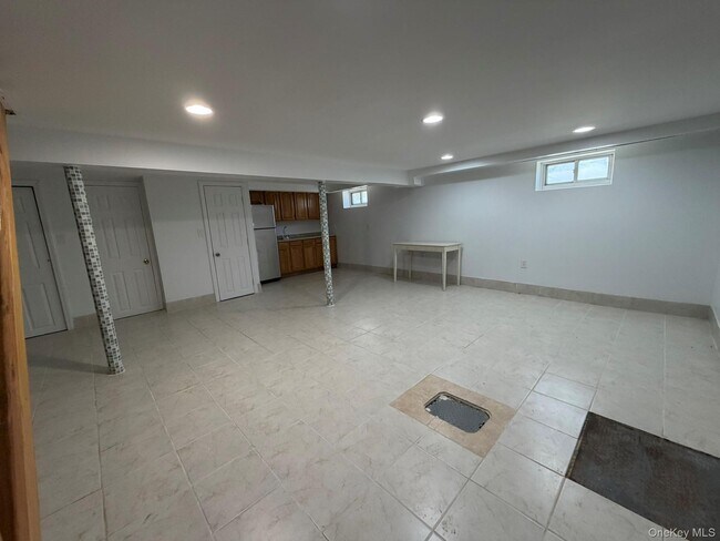 Building Photo - 42 Rhodes Dr