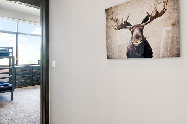 Building Photo - Luxury ski season rental is an entertainer...