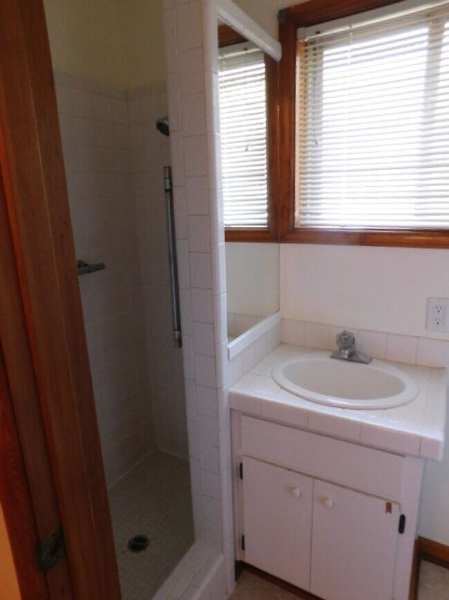 Building Photo - 3Bd/2Ba Single Story House - Available To ...