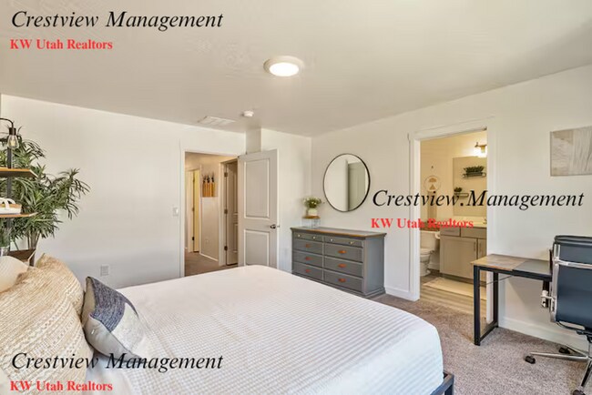 Building Photo - Beautifully Maintained Townhouse in a Prime Location