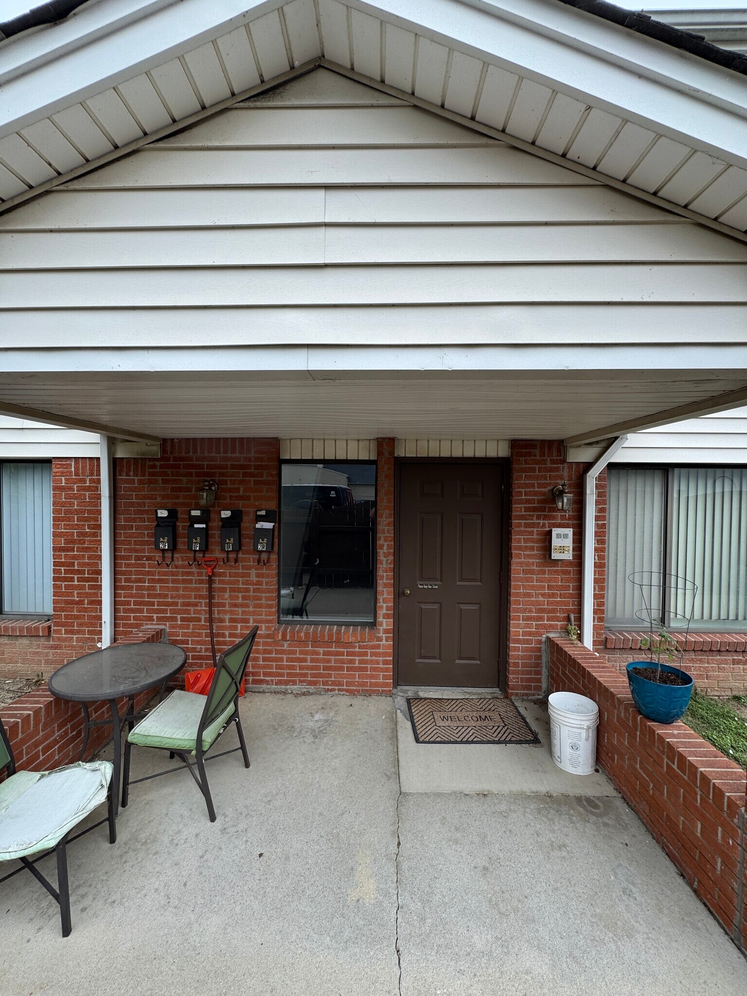Shared entrance - 1155 Maple St