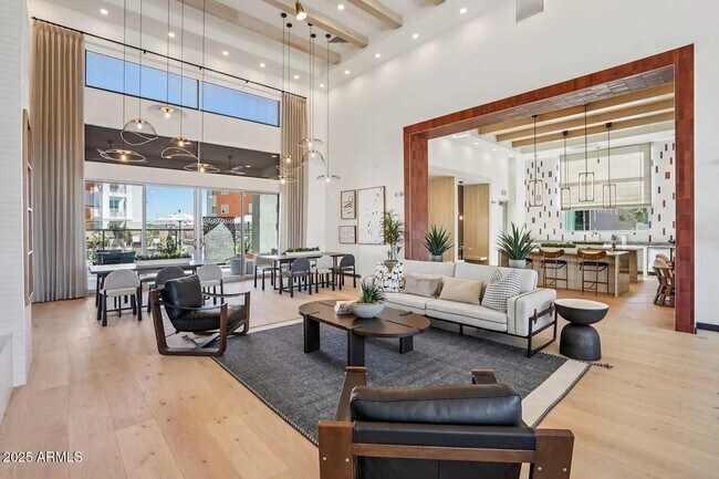 Building Photo - 1161 E O'Neil Dr