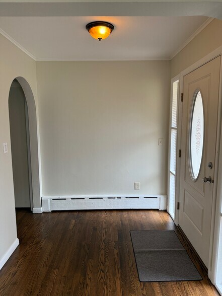 Foyer - 4387 NY-32