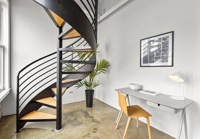 Building Photo - 1BR/1BA PENTHOUSE! Enormous Private Roof D...