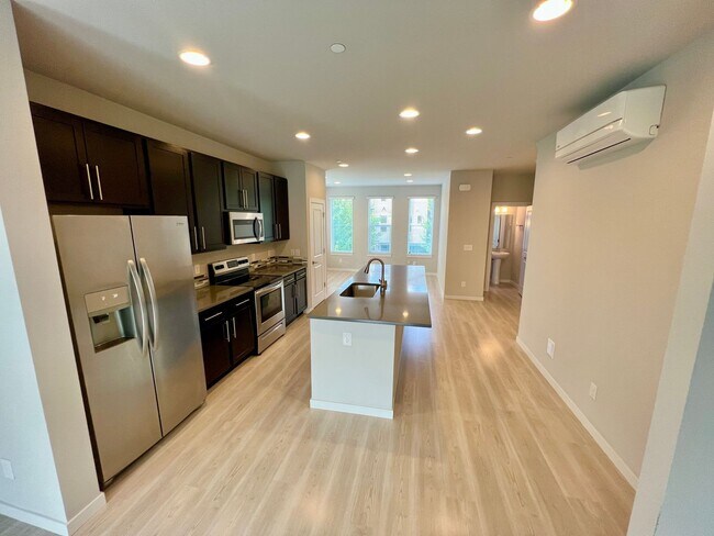 Building Photo - Exceptional 4 Bed 3 Bath Townhome on corner lot. One months rent free!!