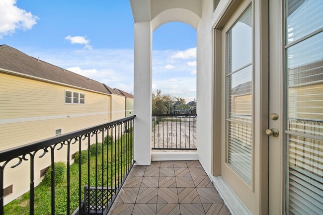 Building Photo - 1250 W 23rd St