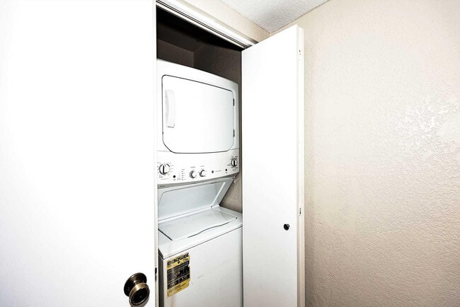 Building Photo - 8625 E Belleview Pl