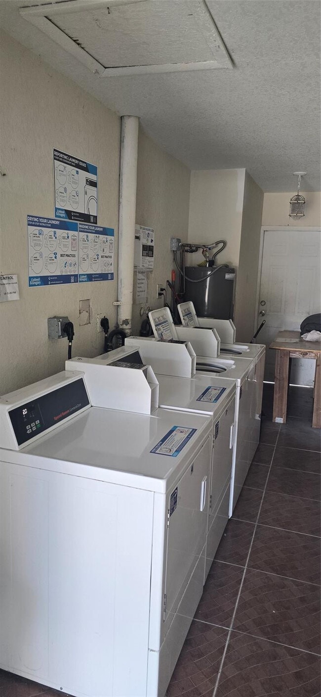 Building Photo - 7421 Venetian St