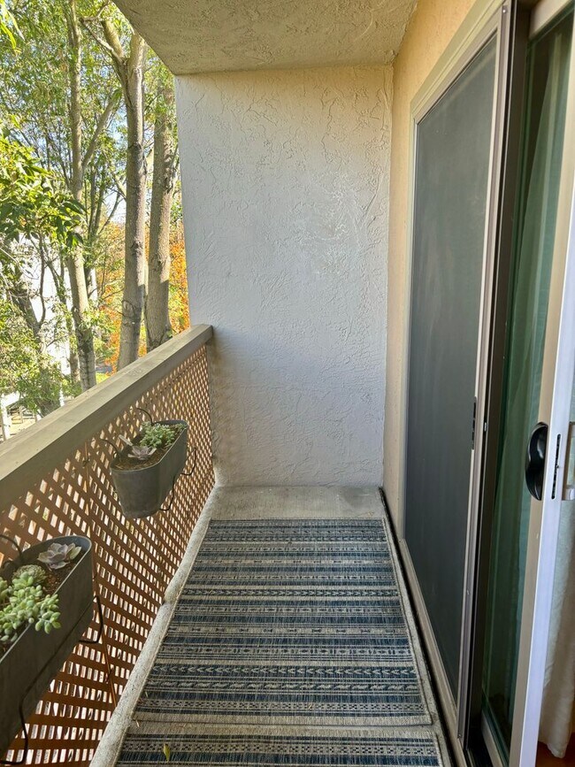 Building Photo - Light, Bright, Immaculate and lightly furnished 1 bd 1 ba condo in Walnut Creek- Keys Condo's