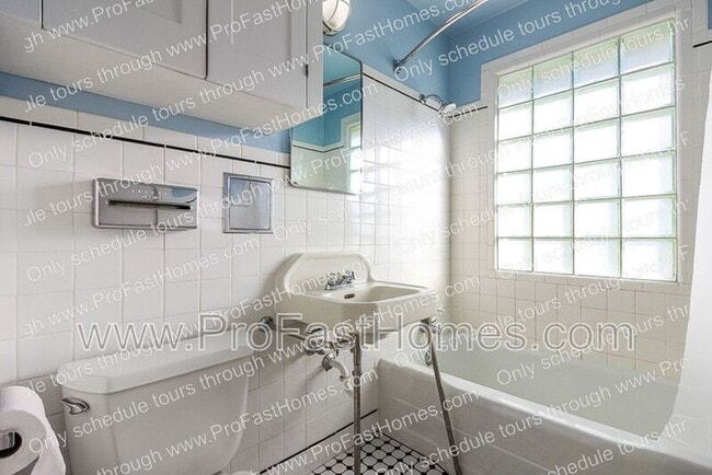 Building Photo - 616 SW Moss St