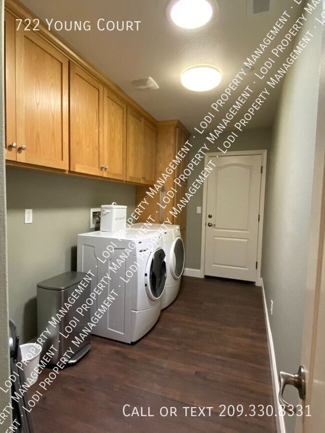 Building Photo - 722 Young Ct