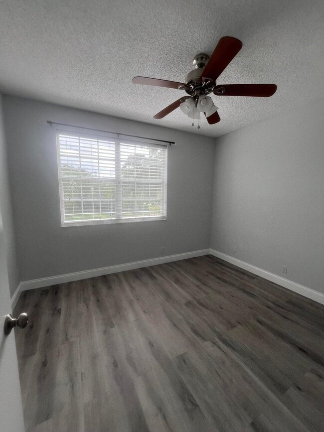 Building Photo - 7823 Sanibel Dr