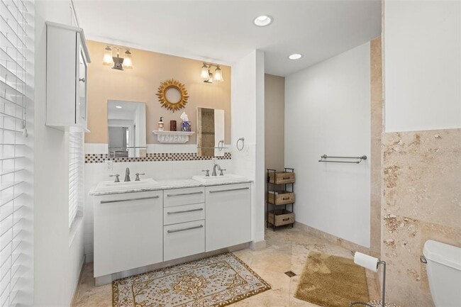 Building Photo - 205 5th Ave N