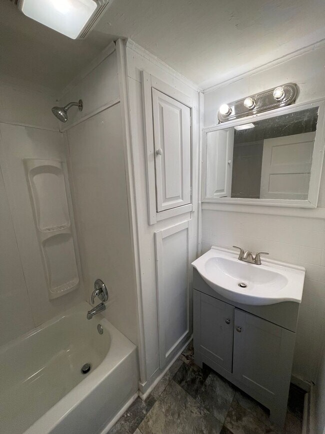 Building Photo - Charming, Two bedroom, One bathroom house in Columbia!