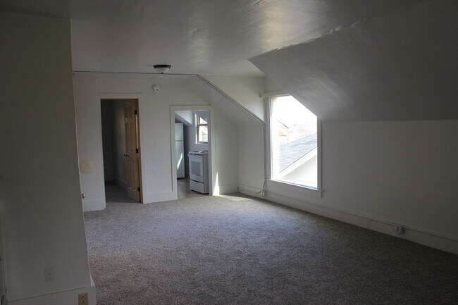 Building Photo - 422 N 3rd St