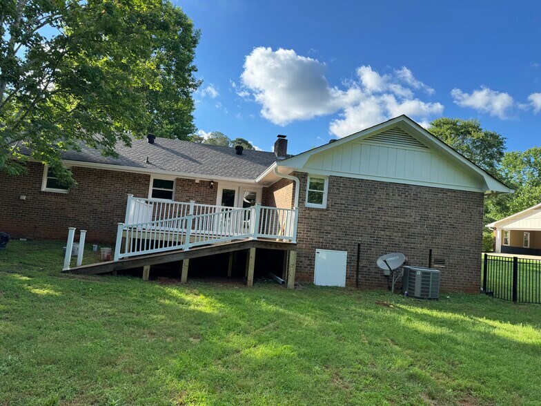 Building Photo - 1490 Crooked Creek Rd