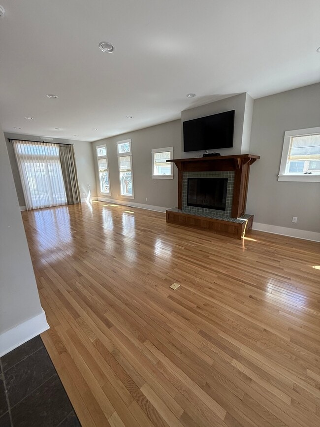 Building Photo - 425 S Yellowstone St