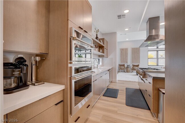 Building Photo - 779 Willits St