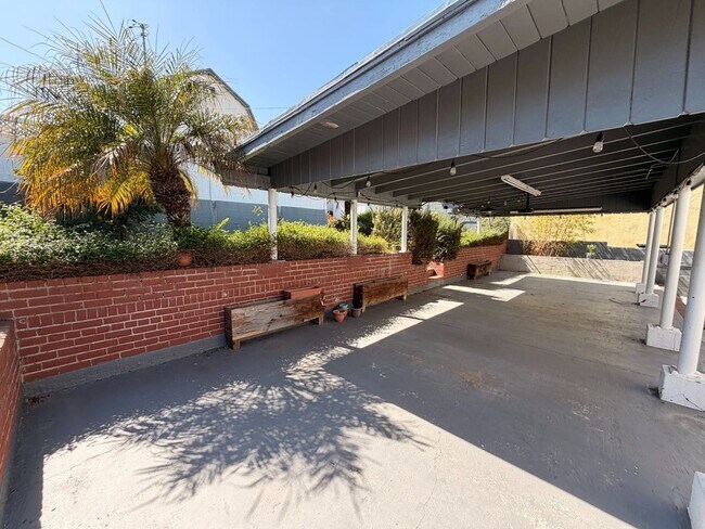 Building Photo - Charming 2 Bed Home with A/C, 2 Car Garage, Huge Yard & In-Unit Laundry