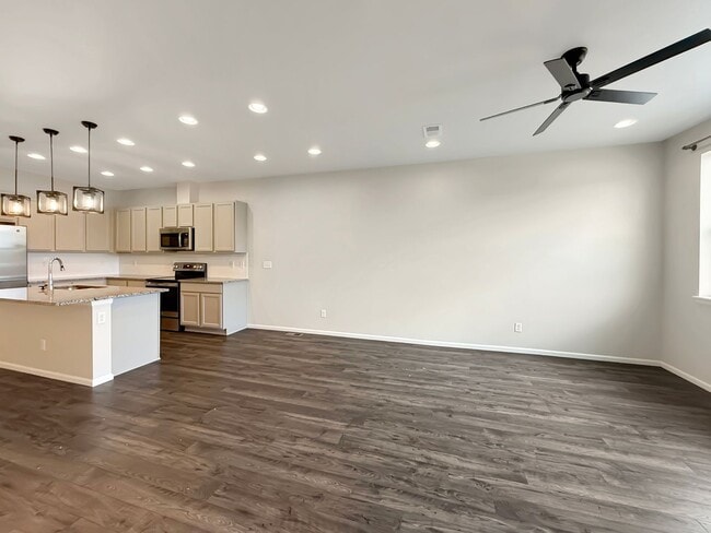 Building Photo - $0 DEPOSIT OPTION. BRIGHT AND SPACIOUS 3-B...
