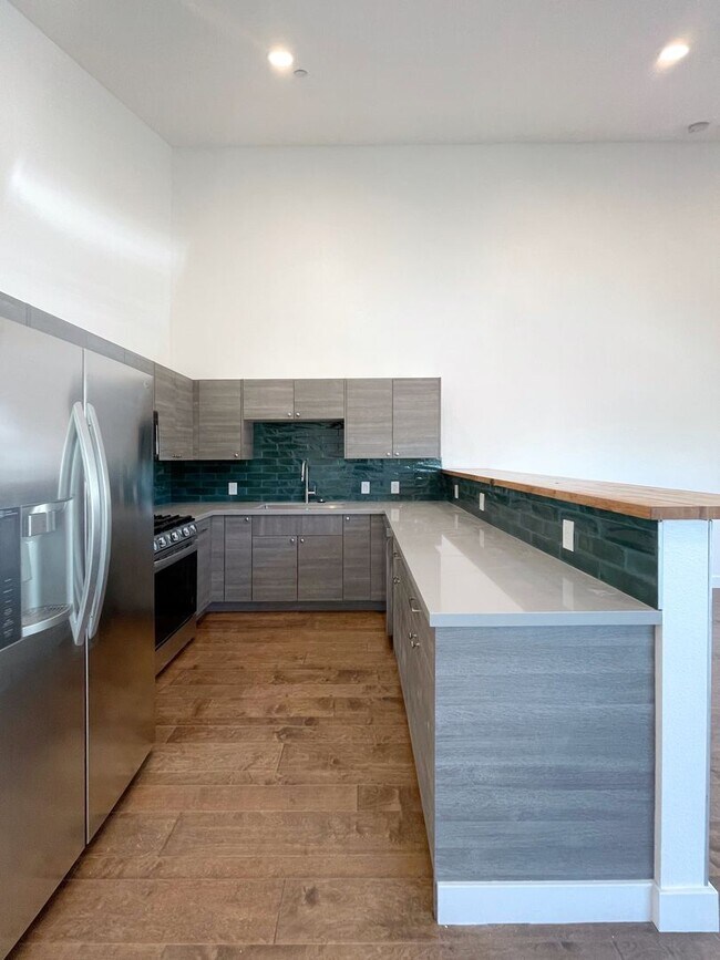 Building Photo - Striking 2BD/2.5 Bath Townhome in MidTown ...