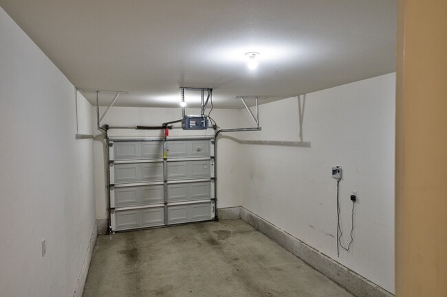 Building Photo - 882 NE Hidden Valley Dr