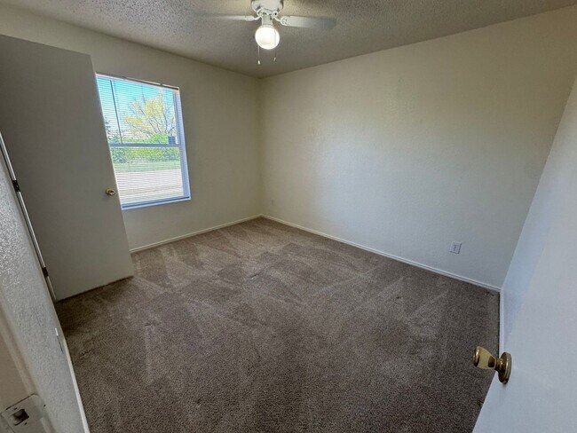 Building Photo - Move in special!! Nice Single Story in Saginaw Area