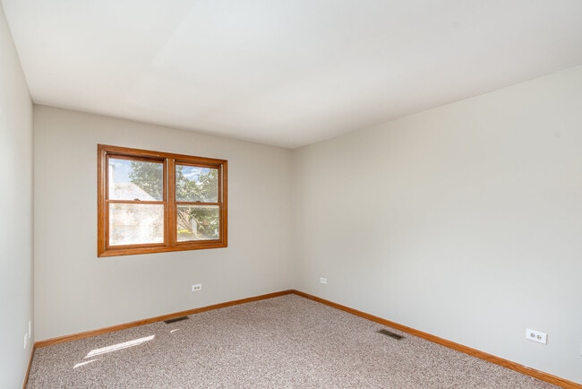 Building Photo - 211 Lorien Ct
