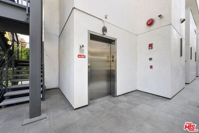 Building Photo - 621 Kings Rd