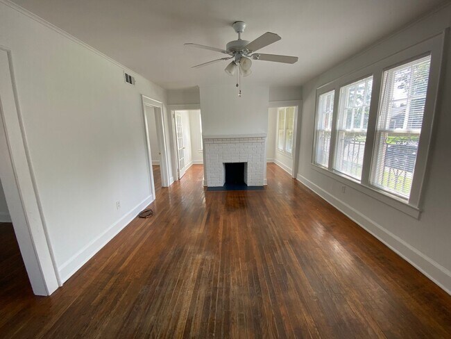Building Photo - 702 Maupas Ave