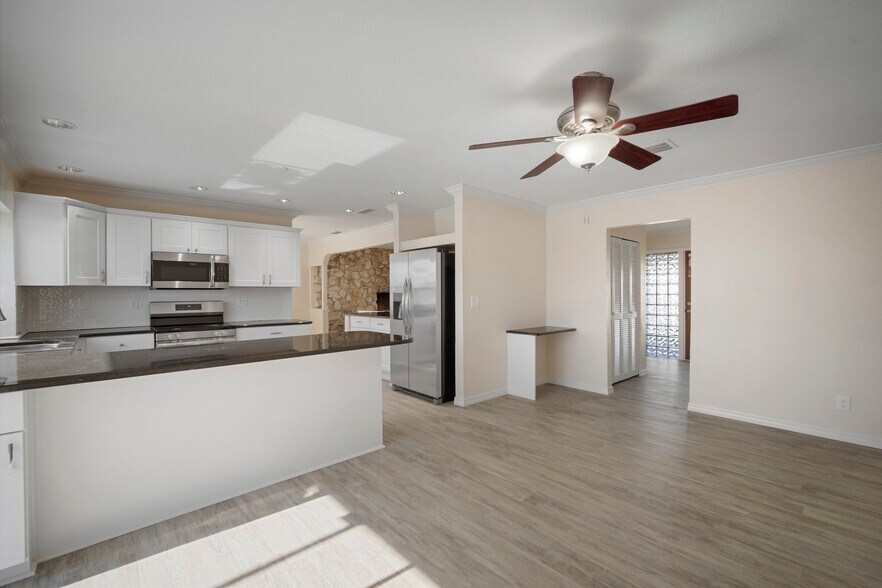 Building Photo - 910 Spindle Palm Way